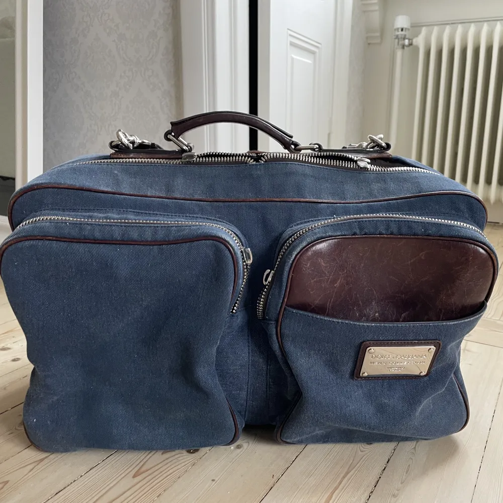 D&G väska köpt i Italien. Perfekt weekendbag som är limited edition . Pris kan diskuteras vid snabb affär . Väskor.