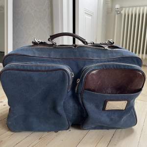 D&G väska köpt i Italien. Perfekt weekendbag som är limited edition . Pris kan diskuteras vid snabb affär 