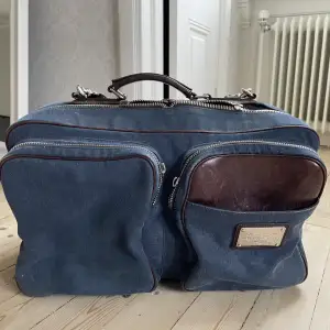 D&G väska köpt i Italien. Perfekt weekendbag som är limited edition . Pris kan diskuteras vid snabb affär 