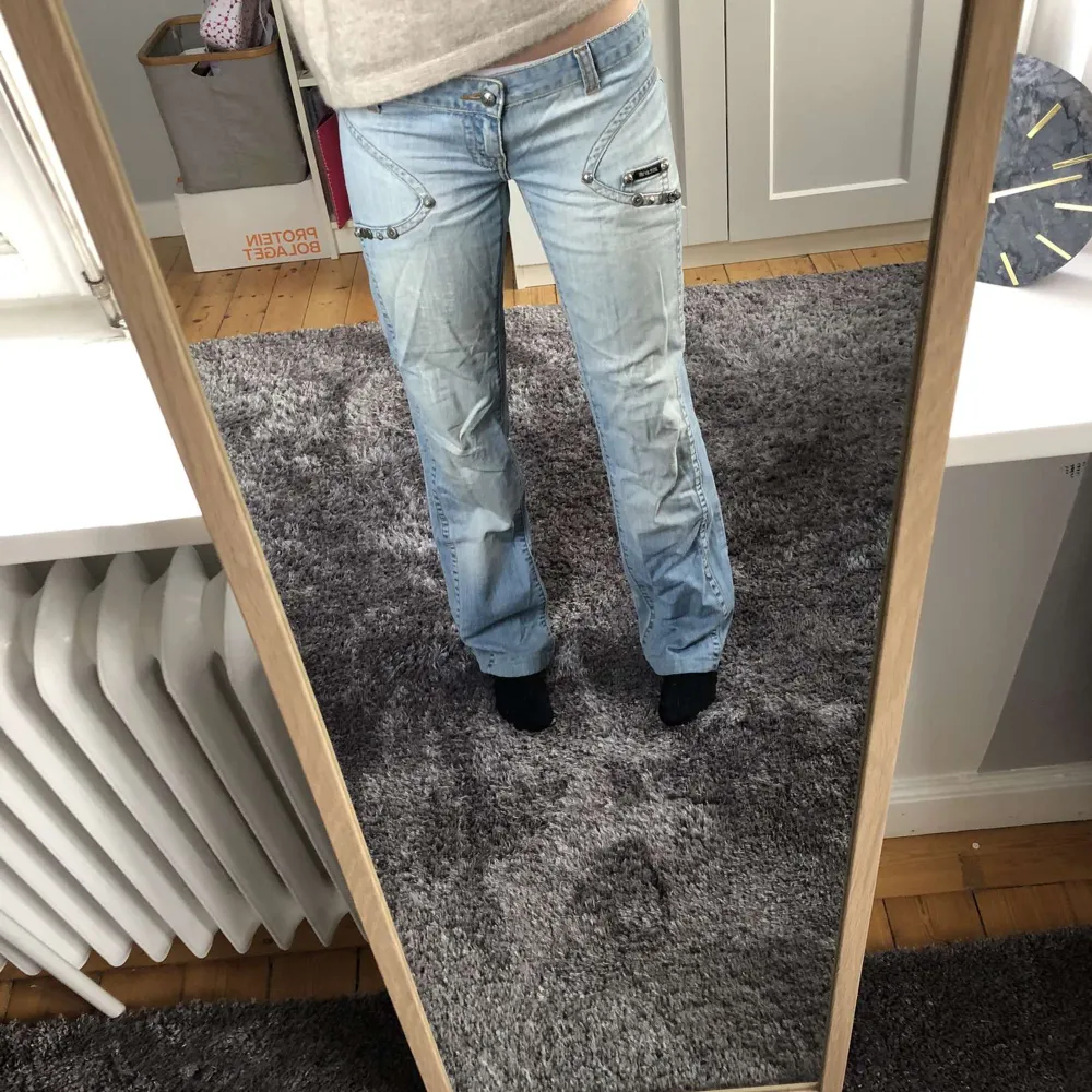 Ett par skitsnygga jeans med coola detaljer. Säljer åt en kompis❤️. Jeans & Byxor.