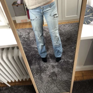 Skitsnygga jeans!! - Ett par skitsnygga jeans med coola detaljer. Säljer åt en kompis❤️