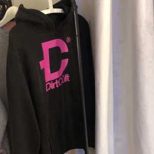 Dirtcult hoodie - Knappast använd Storlek xl, men sitter bra på mig som har storlek M utan att vara alldeles för stor