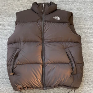 Brun northface väst  - Brun vintage Puffer väst från north face, bra skick i size XL sitter snyggt oversized 