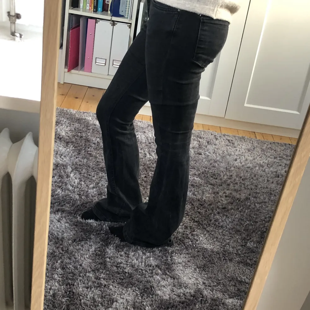 Så snygga flared jeans från Zara. Säljer då de är för långa på mig. Bra skick förutom lite slitningar längst ner men knget som sticker ut eller syns mycket.❤️❤️. Jeans & Byxor.