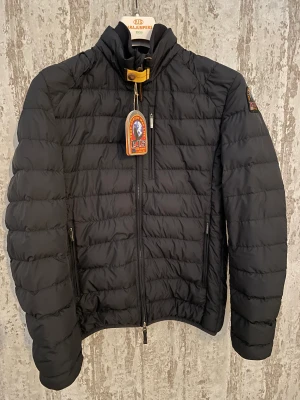 Parajumper Dunjacka  - Dunjacka i fint skick och utan skador. Inköpt på Johnells för 3 år sedan. Nypris idag är 4550kr. Köparen står för frakten Kvitto finns. Mer information om modellen: https://www.parajumpers.it/se/en/men/clothing/puffers/ugo-black-22WMPMPUFSL04P14541.html