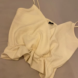Top - Top i storlek M med urring. Använd fåtal gånger 