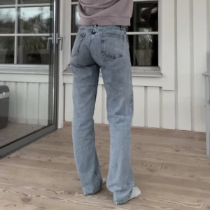 Raka jeans - Raka jeans. Midjemått: 74 cm. Står storlek 30. Känns typ som s/m. Jag är 168, längden passar mig bra.