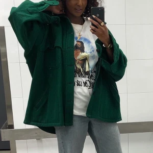 Grön mysig jacka  - Grön mysig jacka skön till höst/våren! Passar bra till vintern med en hoodie eller tjocktröja under. Färgen är mer grön i verkligheten. Fler bilder kan skickas 