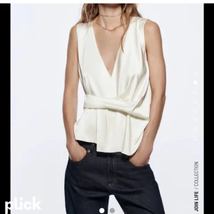 Vit satin topp - Så fin topp från zara, använd en gång! Får inte användning för den tyvärr. Går att ha åt båda hållen 💖