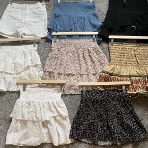 Volang kjol och low waist jeans - Hej! Jag rensar hela min garderob så jag har en massa kläder att sälja (allt är inte på bilden!) Jag har 3 klänningar, 1 väska,  2skor,4  jeans, över 10 toppar, 6 tröjor och 2 tjock tröjor! Kom till dm för mer bilder, pris och vara! Ungefär allt är XS/S❤️🙏