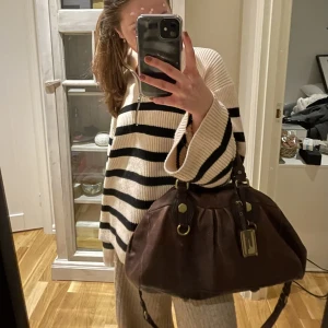 Brun Marc Jacobs - Såå snygg Marc Jacobs leather handbag! Älskar verkligen denna så mycket! Undrar dock om någon har en i samma modell fast i färgen beige?? Och skulle isåfall kunna tänka sig att byta? 