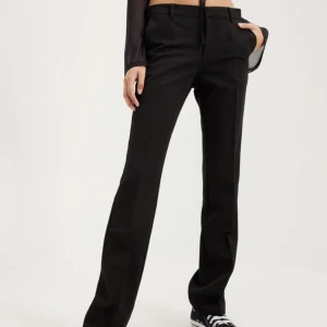 Lågmidjade kostymbyxor - Jag säljer nu mina kostymbyxor från Neo Noir pga att de är förstora för mig. Inköpta i julas och har använts 2-3 gånger och är i bra skick. Nypris 699kr, mitt pris 350kr. 