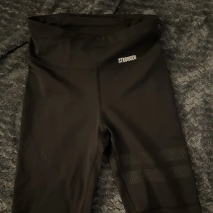 Stronger - Säljer mina jättefina cykelbyxor ifrån stronger då jag aldrig använt dom. I strl xs. Super fina och passar till allt. Köpa för 500(tror jag) säljer för 100