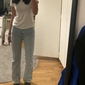 Ljusblå jeans - Säljer dessa supersköna, ljusblå jeansen från Weekday i modellen: Voyage. De är högmidjade, raka i benen och är i storlek W26 L30.💙jag är 164 cm lång. 
