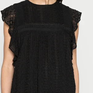 Slutsåld blus - Säljer denna skit snygga blusen som är slutsåld överallt i alla storlekar!!! Den är i storlek ca men passar s! Säljer för 350 ÄR ÄVEN ÖPPEN PÅ ANDRA BYTEN PÅ BLUSAR!!