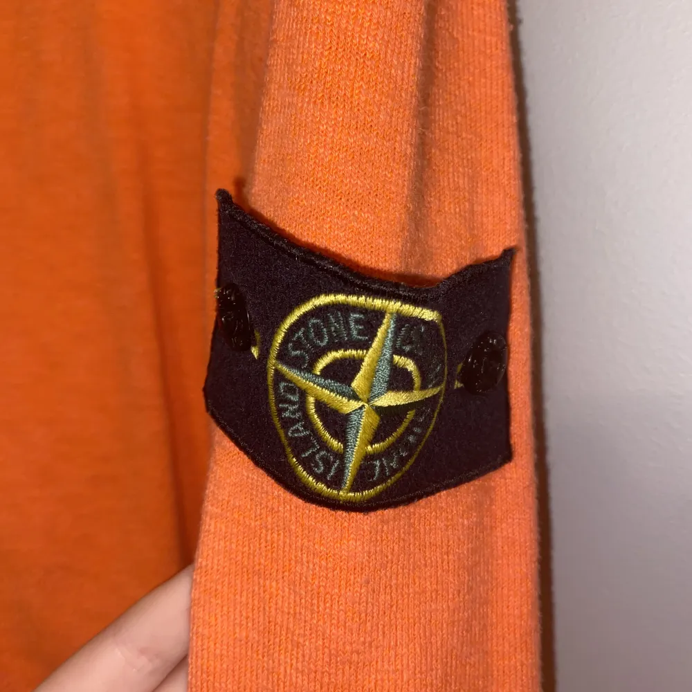 Säljer min killes orangea stone tröja som är helt oanvänd  (den är ej lika skrik orange i värkligheten) men den kommer ej till användning säljs för 1800kr + frakt . Tröjor & Koftor.