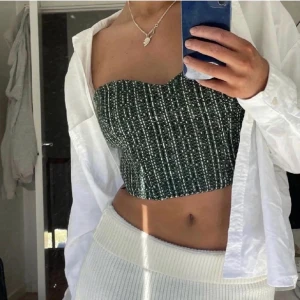 Korsett topp zara - Så fin grön korsett topp från zara! Aldrig använd!  ✨Inte mina bilder✨