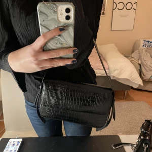 Svart BikBok väska - Svart rymlig väska från bikbok! Sparsamt använd! 💕💕