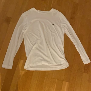 Lacoste långärmad tröja  - Denna tröja är i bra skick, gott som ny (endast använd ett fåtal gånger). Denna passar mig perfekt som är 172cm. Sitter lagom löst. Köpte denna i Köpenhamn flygplats, och samma modell säljs nu för 649kr på Zalando.