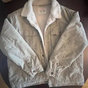 Sherpa Jacket från Lee. Köpt på Jeans Uno för 1200kr, använd sparsamt. Corduroy liknade. Skriv i pm för frågor och fler bilder finns. Kram❤️