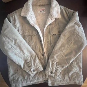 Lee Jacka  - Sherpa Jacket från Lee. Köpt på Jeans Uno för 1200kr, använd sparsamt. Corduroy liknade. Skriv i pm för frågor och fler bilder finns. Kram❤️