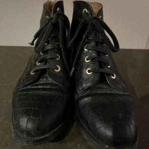 Blankens känga med dragkedja bak - En nätt känga i skinn,stl 38 Använd men i bra skick. Lite sliten i klacken