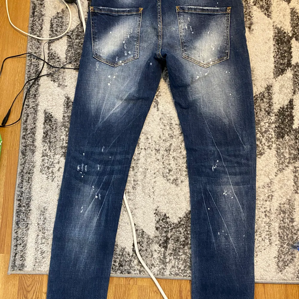 Ett par äkta blå Dsquared2 jeans sällan använda i storlek 50. Säljer för 1000.. Jeans & Byxor.