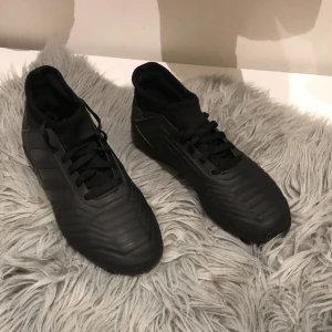 Fotbollsskor  - Säljer mina fotbollsskor för de är för små. De är storlek 37. Fint skick använde dom  ungefär 1 säsong. Adidas predator. Köpare betalar frakt. Finns i värnamo