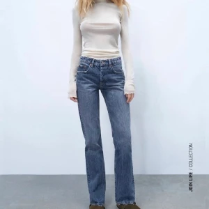 Blåa jeans  - Säljer dessa mid waist jeansen från zara! De är sparsamt använda och i väldigt bra skick. Hör av dig vid frågor eller om du är intresserad!