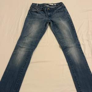 Riktigt snygga Ljus blåa jeans från Jennyfer at style ave. Med detaljer på bakfickorna. Storlek W38.