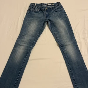 Låg midja jeans  - Riktigt snygga Ljus blåa jeans från Jennyfer at style ave. Med detaljer på bakfickorna. Storlek W38.