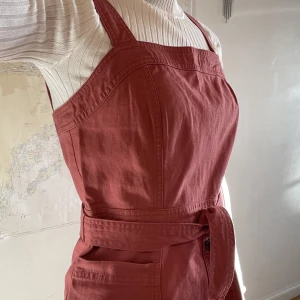 GAP jeansklänning - Den sötaste rosa jeansklänningen från GAP i storlek 36. Använde bara 2 gånger, som ny!