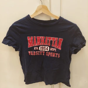 H&M, S - En mörkblå t-shirt från H&M i strl S. Knappt använd så den är i bra skick. Säljes för att den kommer inte till användning. 25kr +frakt