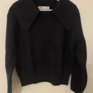 Marinblå stickad  - Super mysig marinblå oanvänd stickad från Zara💙💙