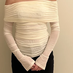 Gina tricot topp - Fin topp från Gina tricot. Inköpt i december 2022 och använd 1 gång. 