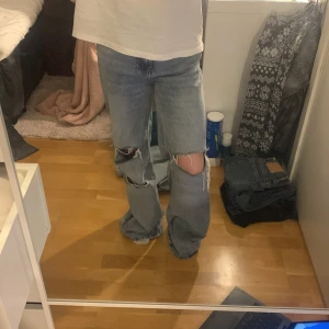 Baggy jeans från bikbok - Jeans från bikbok i bra skick, säljer för att jag gillar tajtare jeans🤍