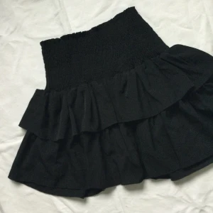 Volangkjol - Svart Neo noir kjol i storlek xs, nypris 449kr, passar flera storlekar då den är töjbar