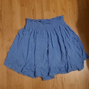 Blå kjol - Fin blå kjol med elastisk midja