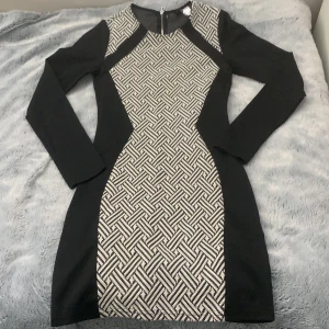 Tajt- Kroppad klänning - En kroppad fin klänning från H&M! Väldigt bra skick och knappt använt. Säljer pga kommer inte till användning. 💞