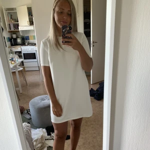 Underbar vit klänning - Säljer en vit klänning perfekt för sommarens fester, student eller till vardags. Så söt knyt detalj i bak. Jag är 1.68cm. Tyvärr har jag klippt bort lappen så minns inte storlek eller märke, men gissar på stl.S-M