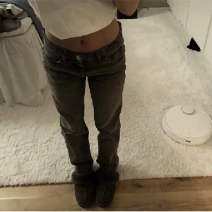 Zara jeans - Säljer dessa super fina lågmidjade grå jeans från zara i storleken 32❤️Köpta på plick för 850 säljer nu för 700 men pris går att diskutera vid snabb affär💕