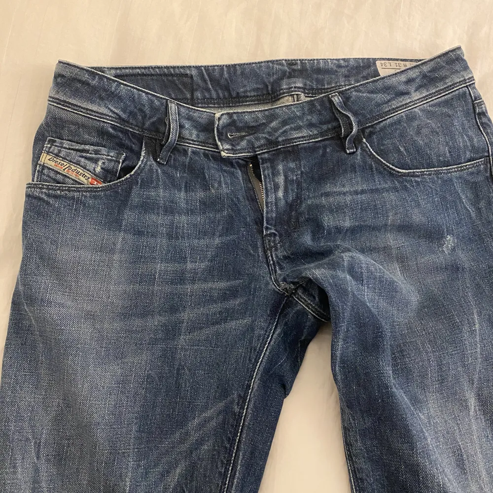 sjukt fina jeans från disel, säljer pågrund av att de är lite stora för mig tyvärr. De är väldigt lågmidjade och sitter snyggt på höfterna. Dem är raka hela vägen ner. Jeans & Byxor.
