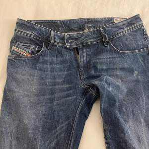 sjukt fina jeans från disel, säljer pågrund av att de är lite stora för mig tyvärr. De är väldigt lågmidjade och sitter snyggt på höfterna.