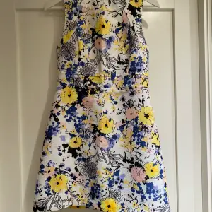 Somrig blommönstrad klänning från Warehouse. Nyskick. Storlek 38 (UK size 10).