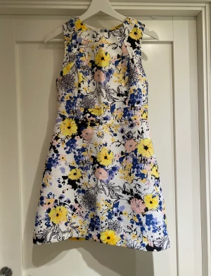 Sommarklänning från Warehouse - Somrig blommönstrad klänning från Warehouse. Nyskick. Storlek 38 (UK size 10).