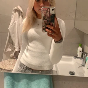 Tröja  - Vit mysig tröja från zara knappt använd då den är lite liten på mig! 