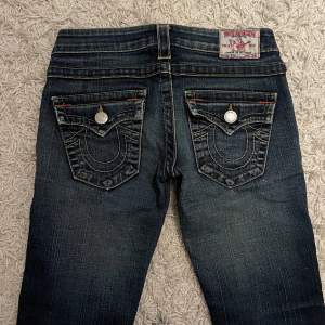 Säljer dessa superfina jeans från true religion då de inte passar mig❤️ De är lågmidjade och lite utsvängda🥰 Storlek 24