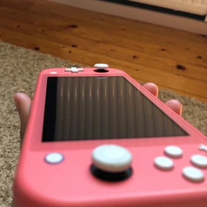 Nintendo switch light - Säljer mitt Nintendo switch light rosa då jag tänker köpa ett vanligt switch istället. Konsolen är i nyskick och jag har aldrig haft några problem med den. Nypris 2200 kr. Jag står för frakten.