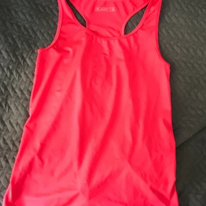 Träningslinne  - Träningslinne i fint skick! Väldigt strechig och skön! Är i märket soc och i barnstorlek men jag tror den skulle passa dig som har liten xs också! 