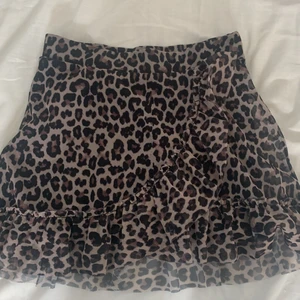 🤎leopard kjol 🤎 - En kjol som är super fin och Skjön använd 1gång 🤎